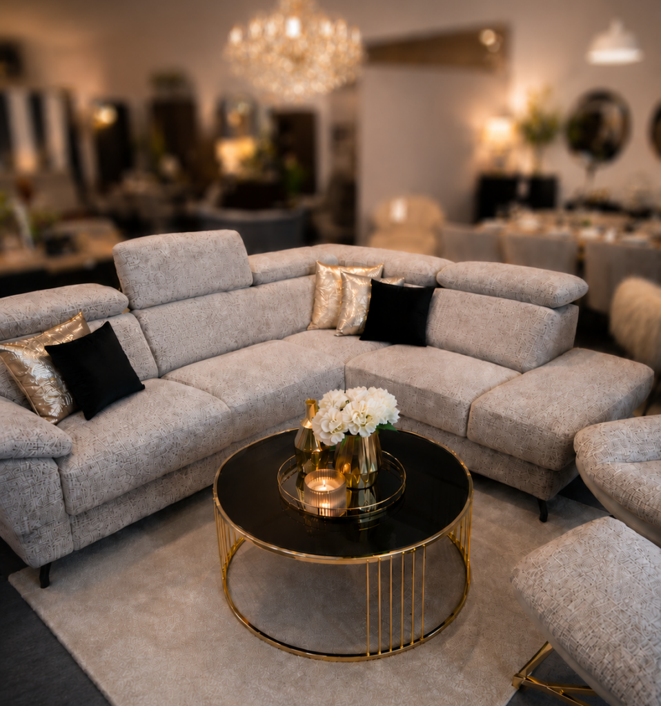 Jasny narożnik premium z regulowanymi zagłówkami, czarnymi poduszkami i złotą ławą w eleganckim salonie glamour